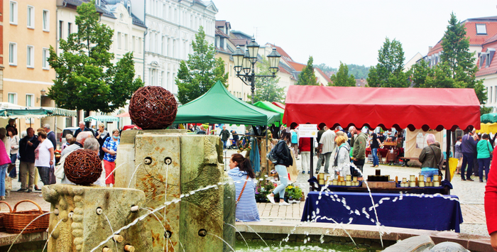 Siebter Naturwaren- und Bauernmarkt lockte hunderte von Besuchern auf den Werdauer Marktplatz ©Anja Kurze