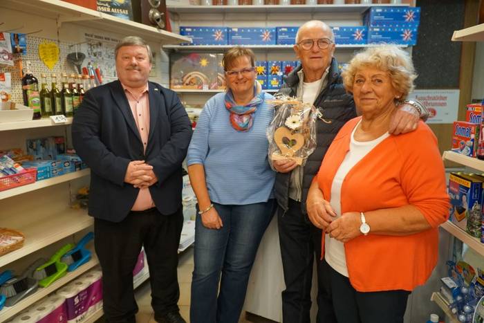 v. l. Oberbürgermeister Sören Kristensen, Tochter Astrid Elschner, Rolf Elschner und Carla Elschner bei der Übergabe des Werdau-Herz