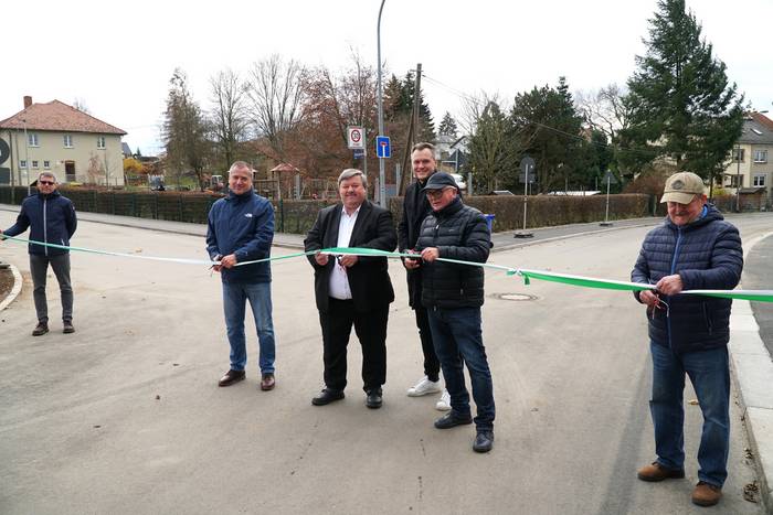 v. l. Karsten Piehler (Fachbereichsleiter Stadtentwicklung und Bau); Herr Wolf (Projektleiter Wasserwerke Zwickau GmbH), Oberbürgermeister Sören Kristensen; Jan Löffler (Landtagsabgeordneter); Udo Puschmann (Bauleiter Phönix-Bau GmbH Aue); Anwohner Herr Gröger