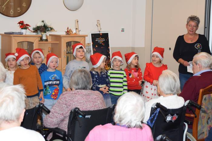 Kinder bringen Freude in der Vorweihnachtszeit