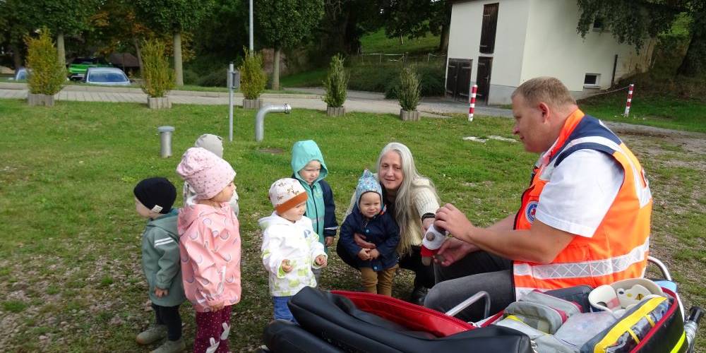 Ein Rettungswagen zu Besuch in der Kita „Villa Kunterbunt“