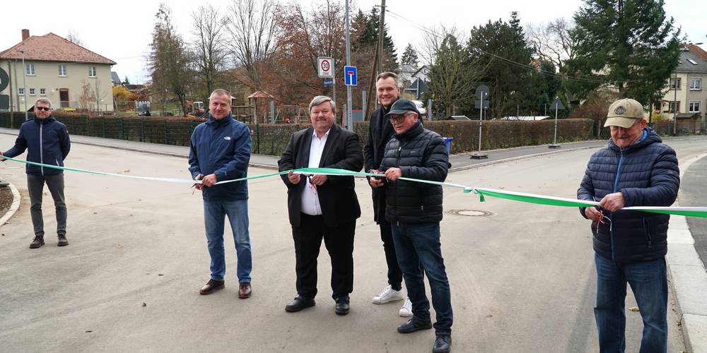 v. l. Karsten Piehler (Fachbereichsleiter Stadtentwicklung und Bau); Herr Wolf (Projektleiter Wasserwerke Zwickau GmbH), Oberbürgermeister Sören Kristensen; Jan Löffler (Landtagsabgeordneter); Udo Puschmann (Bauleiter Phönix-Bau GmbH Aue); Anwohner Herr Gröger