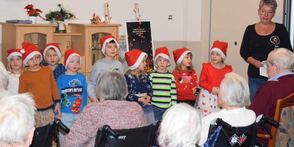 Kinder bringen Freude in der Vorweihnachtszeit