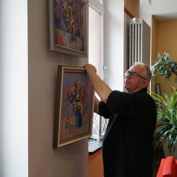 Hobbykünstler Wolfgang Namyslok bei Anbringen zwei seiner Werke-min.JPG